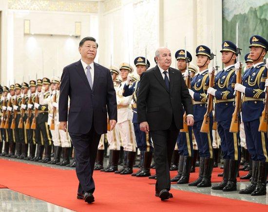 7月18日下午，国家主席习近平在北京人民大会堂同来华进行国事访问的阿尔及利亚总统特本举行会谈。这是会谈前，习近平在人民大会堂北大厅为特本举行欢迎仪式。