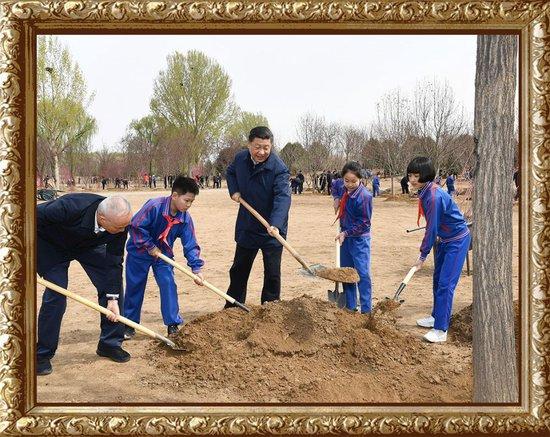 2019年4月8日，习近平总文书来到北京市通州区永顺镇的植树点，同群众沿途植树。