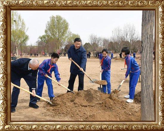 2019年4月8日，习近平总文书来到北京市通州区永顺镇的植树点，同民众所有植树。