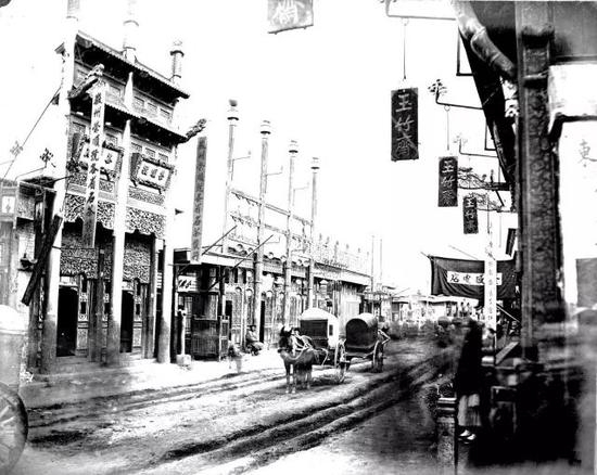 1870年代，骡马市大街被大车轧出两溜儿深深的车辙。&nbsp;&nbsp;&nbsp;&nbsp;托马斯·查尔德摄