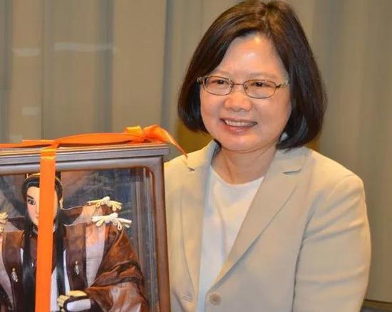 蔡英文搞了个布袋戏玩偶