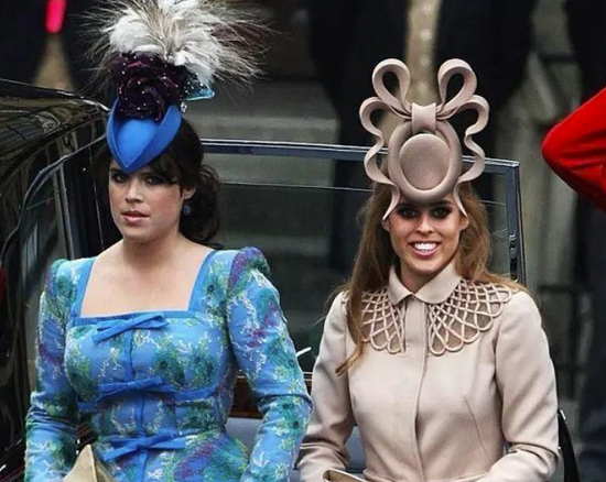 　·碧翠丝（右）和尤金妮一起出现在赛马会上。