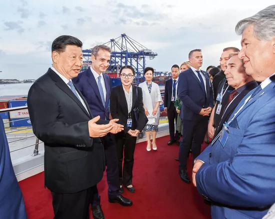 △2019年11月，习近平参观中远海运比雷埃夫斯港项目。