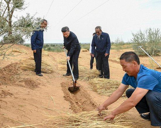 2019年8月21日，正在甘肃考察的习近平总书记来到古浪县八步沙林场参与治沙劳动。