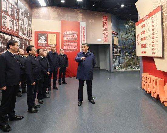 2023年12月3日,习近平在上海考察结束返京途中,来到江苏省盐城市参观新四军纪念馆。