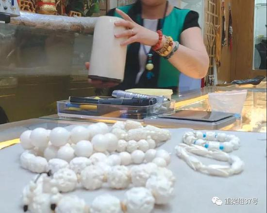 　　2018年8月11日，北京十里河雅园国际珠宝厅内，一猛犸象牙销售商向记者展示店内隐藏的现代象牙制品，其手中拿的是现代象牙所制的笔筒。&nbsp; &nbsp;新京报记者王嘉宁 摄