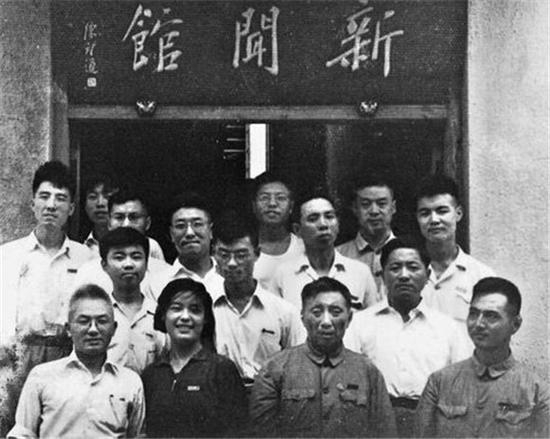 　　1952年7月，摄于复旦大学新闻馆前。自左至右：前排，舒宗侨、王昌孝、陈望道、朱振华：第二排，张允若、俞康成、曹孚；第三排，张四维、蒋孔阳、余家宏、曹亨闻、黄纯初；最后一排，陈望道校长的通讯员、杜月邨、赵敏恒。（资料照片）
