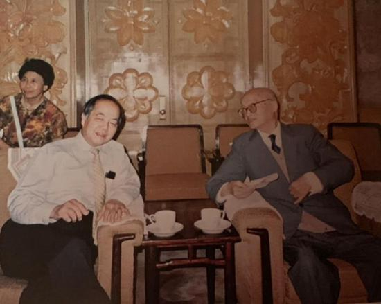 王淦昌（右）与李政道交谈