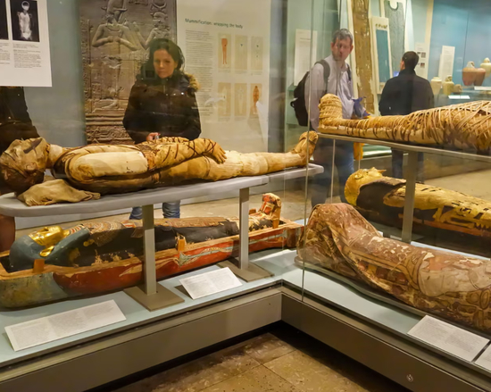 在大英博物馆，来客正在参观埃及木乃伊 《卫报》报道配图