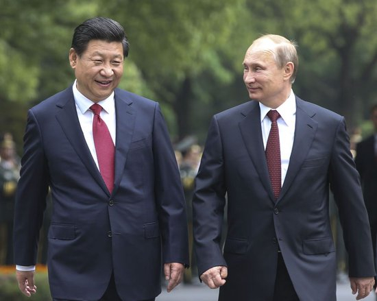 2014年5月20日，习近平主席在上海同普京总统举行会谈。这是会谈前，习近平主席在上海西郊会议中心广场为普京总统举行欢迎仪式。新华社 发