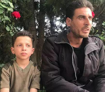 ▲哈桑和他的父亲（俄罗斯《共青团真理报》）