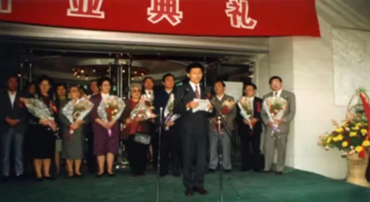 　　图片说明：1992年，上海妇女用品商店纳入华联商厦股份有限公司麾下，并打出“美在妇女”的响亮口号。