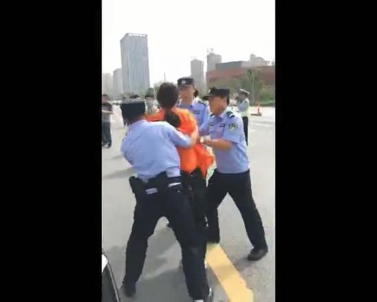 受访者提供事发时的视频截图