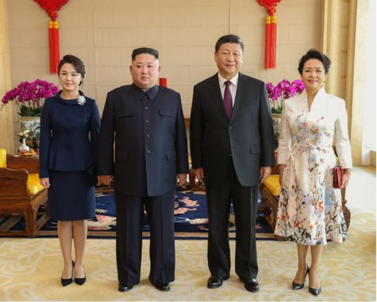 　　2019年1月9日，中共中央总书记、国家主席习近平和夫人彭丽媛在北京饭店，同朝鲜劳动党委员长、国务委员会委员长金正恩和夫人李雪主合影。图/新华