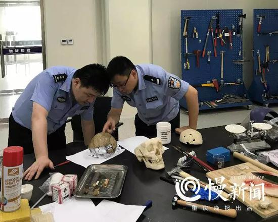 ▲周洋（左）和李卡纳拼接颅骨碎片，从骨折线上还原死者受伤过程