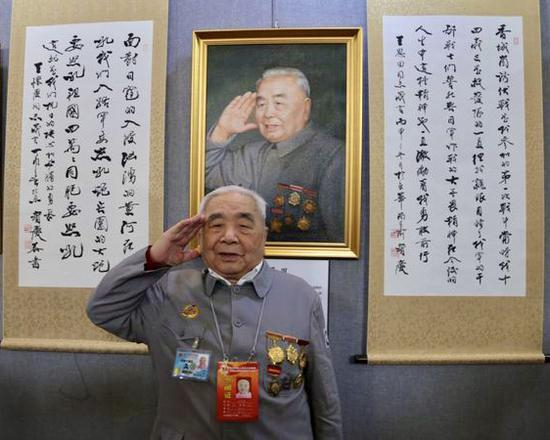 △2017年3月，第四届百名共和国开国将军、抗战将士油画肖像展在北京民族文化宫举行。这是王恩田老先生与自己的肖像合影。