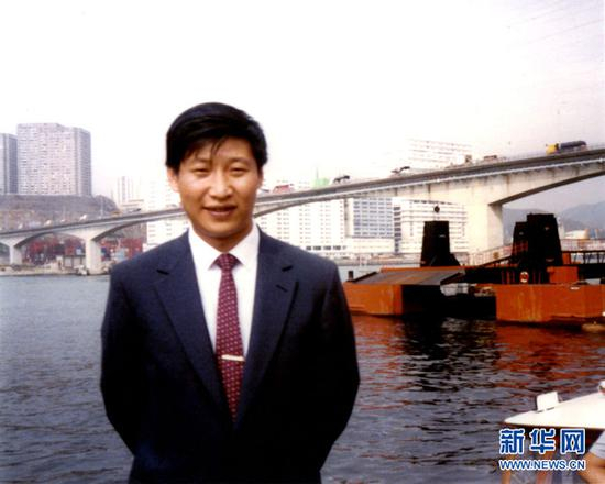 这是时任福建厦门市副市长的习近平到国外考察。 新华社发