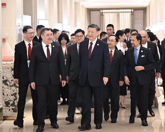 △2025年2月7日，習近平主席和夫人彭麗媛在黑龍江省哈爾濱市太陽島賓館舉行宴會，歡迎來華出席哈爾濱第九屆亞洲冬季運動會開幕式的國際貴賓。