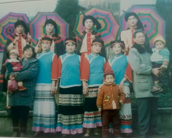　前排左二（怀中所抱幼儿不算）为高中时期参加表演活动的谭红梅。据永川融媒