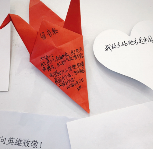 ·在漯河市烈士陵园，人们给王焯冉的留言。（本刊记者 崔隽 / 摄）