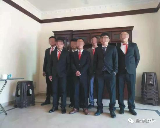 ▲王振杰、马占胜等7人在刚到巴基斯坦时，在伊斯兰堡住所内一起拍照。&nbsp;受访者供图