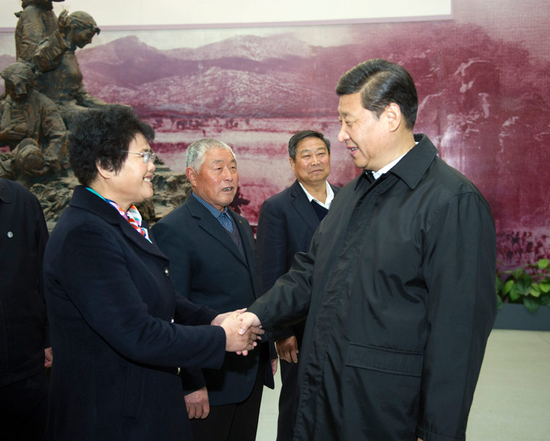 　　2013年11月25日，习近平在临沂华东革命烈士陵园参观沂蒙精神展并会见当地先进模范和当年支前模范后代代表。