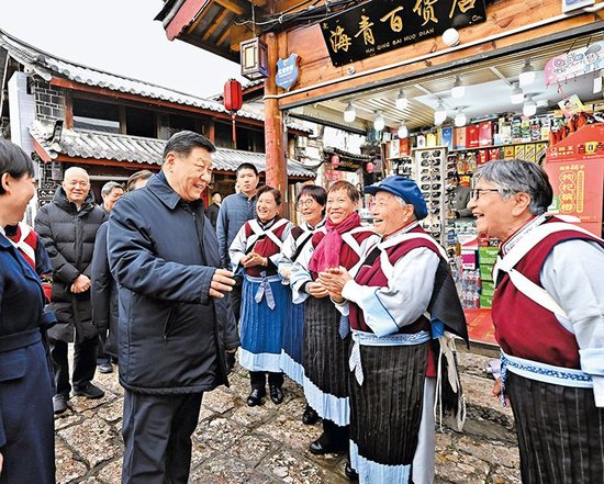 2025年3月19日至20日，中共中央总书记、国家主席、中央军委主席习近平在云南考察。这是19日下午，习近平在丽江古城考察时，与当地居民亲切交流。 新华社记者 燕雁/摄