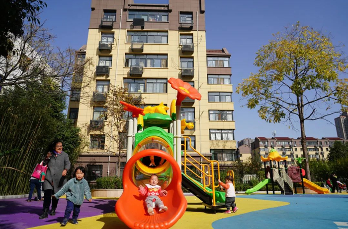 小朋友在西安一老旧小区改造后的儿童广场玩耍 邵瑞 摄