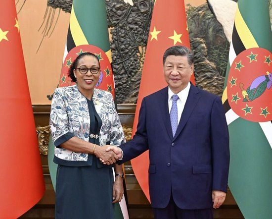 10月14日上午，国家主席习近平在北京人民大会堂会见来华出席全球妇女峰会的多米尼克总统伯顿。新华社记者 申宏 摄