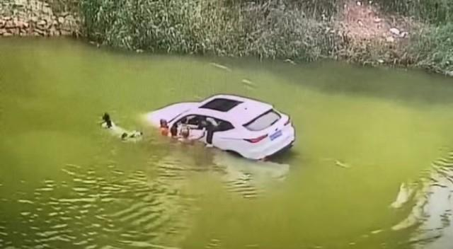  救人现场 央广网发。视频截图