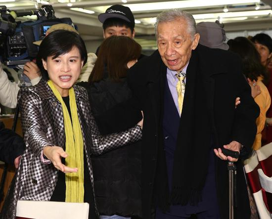 郑丽君（左） 图台媒