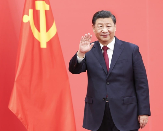 2022年10月23日，在中国共产党第二十届中央委员会第一次全体会议上当选的中共中央总书记习近平，在北京人民大会堂同采访中共二十大的中外记者见面时，向在场的中外记者挥手致意。新华社记者 庞兴雷 摄