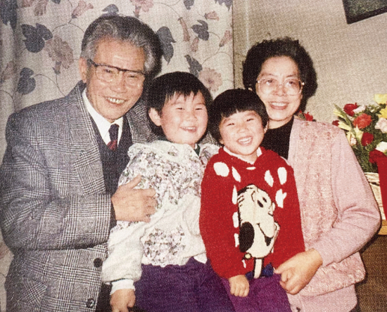  ·彭士禄夫妇与孙女、外孙女在一起。