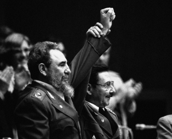 ·菲德尔·卡斯特罗（左）和劳尔·卡斯特罗