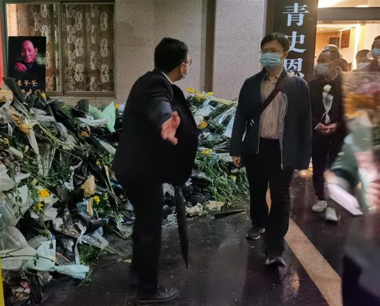  正在引导人流的志愿者佘冬冬。 雷册渊 摄