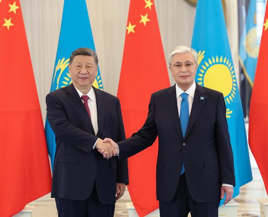 当地时间6月16日下午,哈萨克斯坦总统托卡耶夫同中国国家主席习近平在阿斯塔纳总统府举行会谈。新华社记者 黄敬文 摄