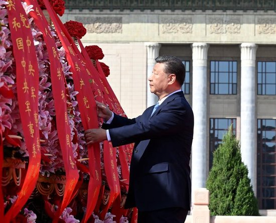  △2025年9月30日，北京天安门广场，习近平总书记出席烈士纪念日向人民英雄敬献花篮仪式。
