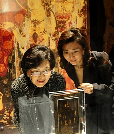  ·洪罗喜和妹妹洪罗玲（右）一同参观展览。