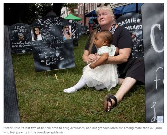  埃斯特·奈斯比特的两个孩子因吸毒过量而丧生，她的孙辈是在吸毒过量疫情中失去父母的32万多人中的一员。（美国全国公共广播电台报道截图）