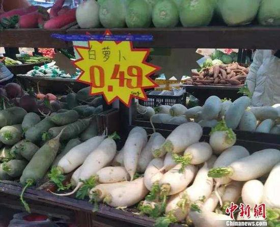 图为北京西城一家超市，白萝卜卖到了0.49元一斤。　谢艺观　摄