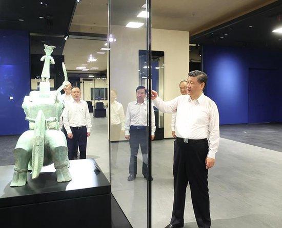 △2023年7月26日,习近平总书记在位于四川德阳市广汉市的三星堆博物馆新馆参观。