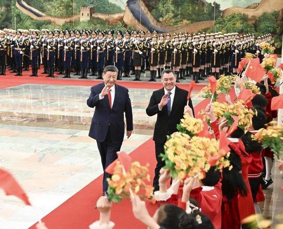 2025年2月5日上午,国家主席习近平在北京人民大会堂同来华进行国事访问的吉尔吉斯斯坦总统扎帕罗夫举行会谈。这是会谈前,习近平在人民大会堂北大厅为扎帕罗夫举行欢迎仪式。新华社记者 李 响摄