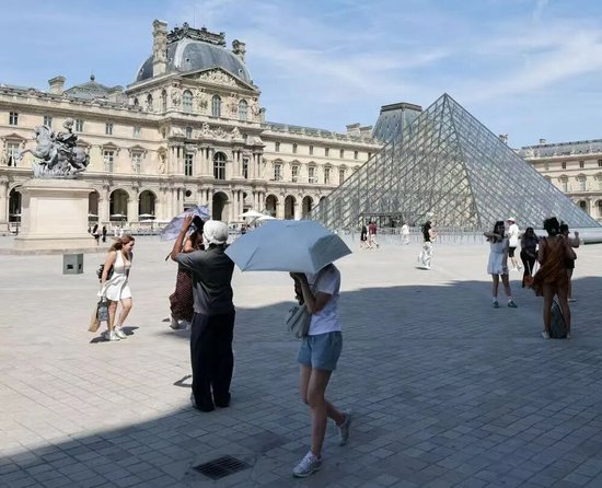  △高温下的法国街景。图源新华社