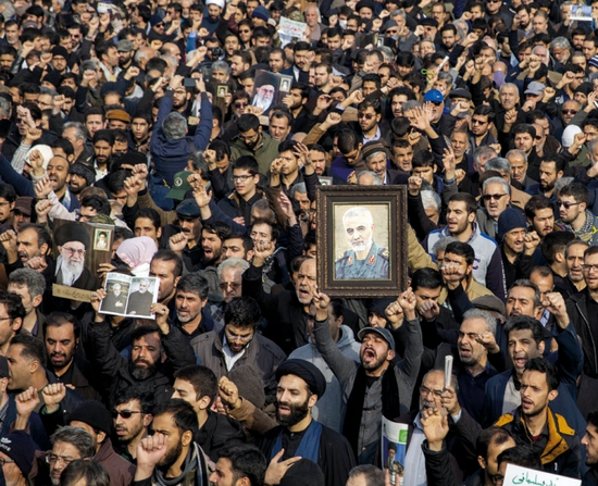 　·参加苏莱曼尼葬礼的伊朗民众。