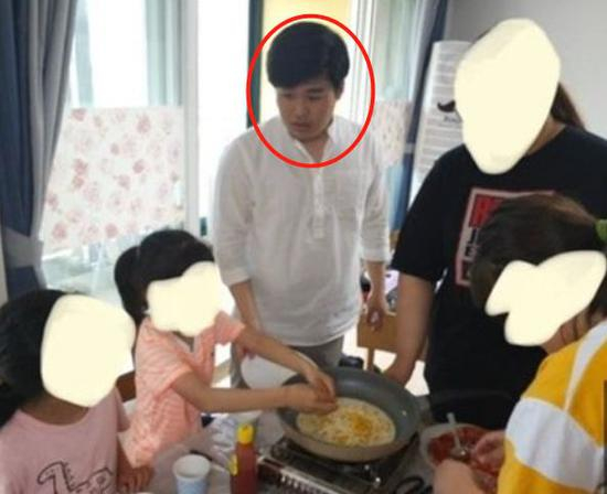  ·&nbsp;做志愿活动的赵周彬（图中红圈）。