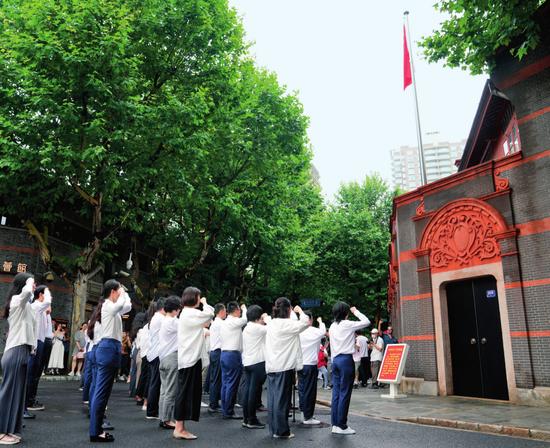  中共一大纪念馆的党员在一大会址前重温入党誓词（2024 年 7 月 1 日摄） 刘颖摄 / 本刊