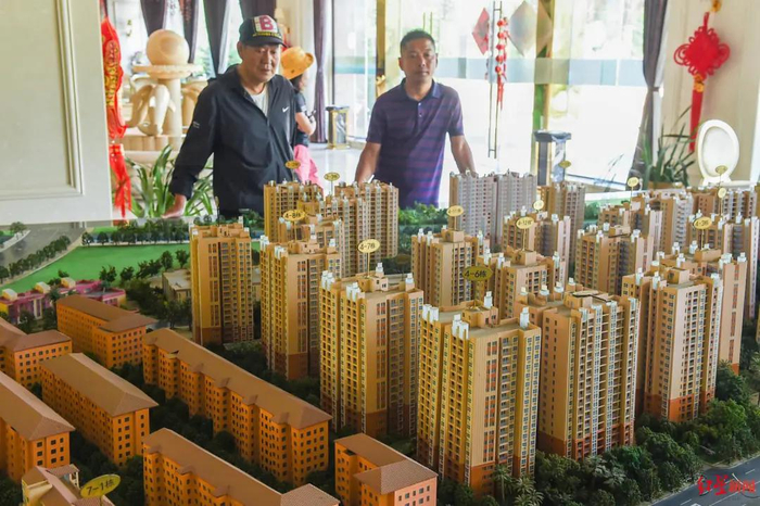 　　记者在售楼部看到的沙盘