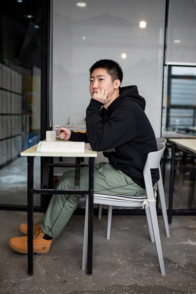 　　11月22日，袁翊宸在北京中关村的一家付费自习室中学习。从5月开始，他每天乘坐40分钟的公交车来到这家自习室，备考北大金融专业的研究生。