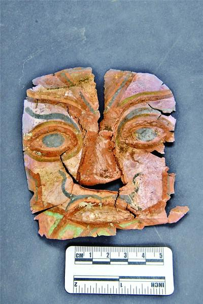 西藏札达桑达隆果墓地出土的银质鎏金面饰