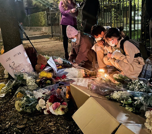 　　2021年11月10日，美国伊利诺伊州芝加哥，芝加哥大学的留学生们悼念枪击案中遇难的中国留学生郑少雄。图/人民视觉